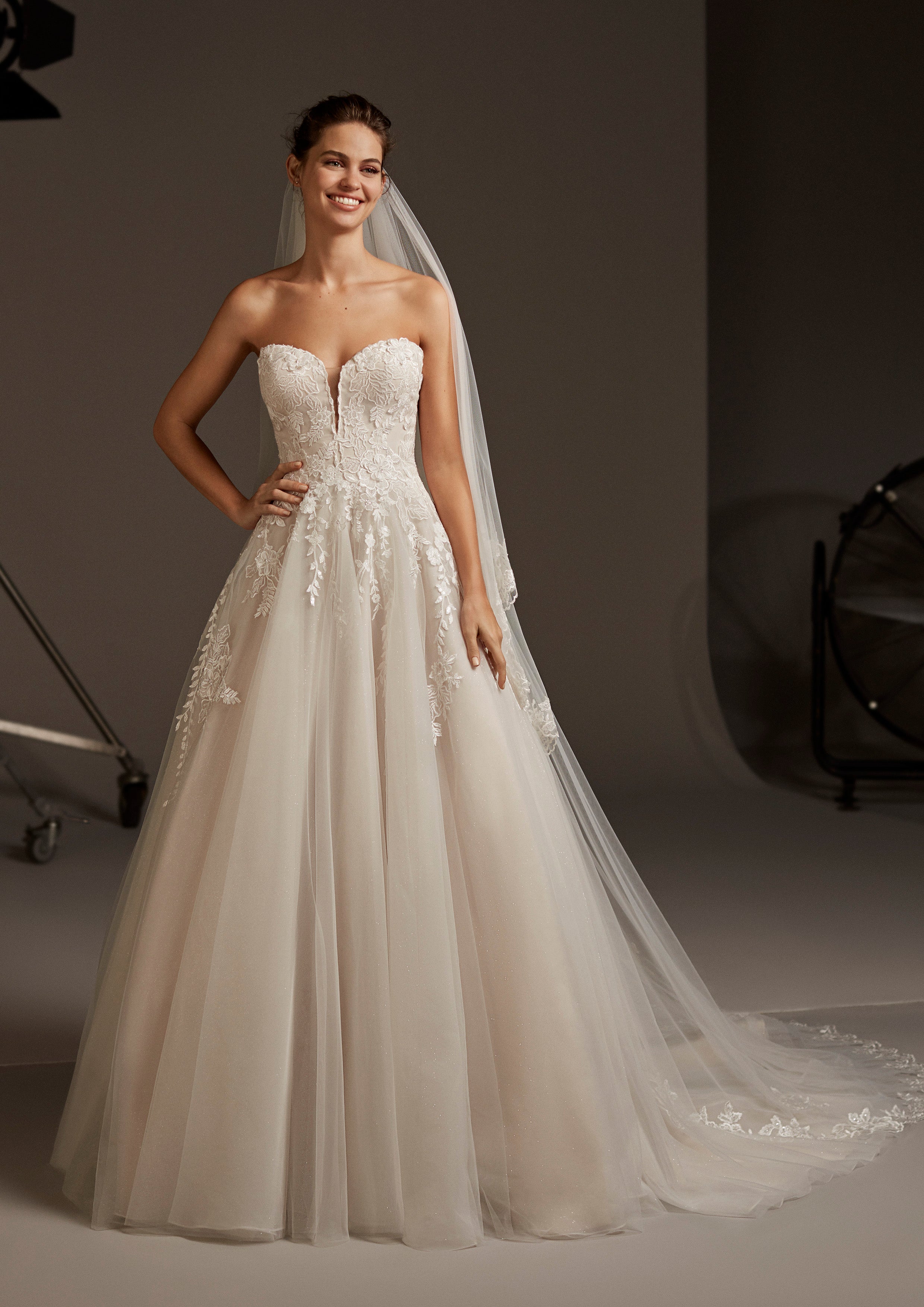 LYRA by PRONOVIAS 2020 CRUISE COLLECTION – Vimo Wedding